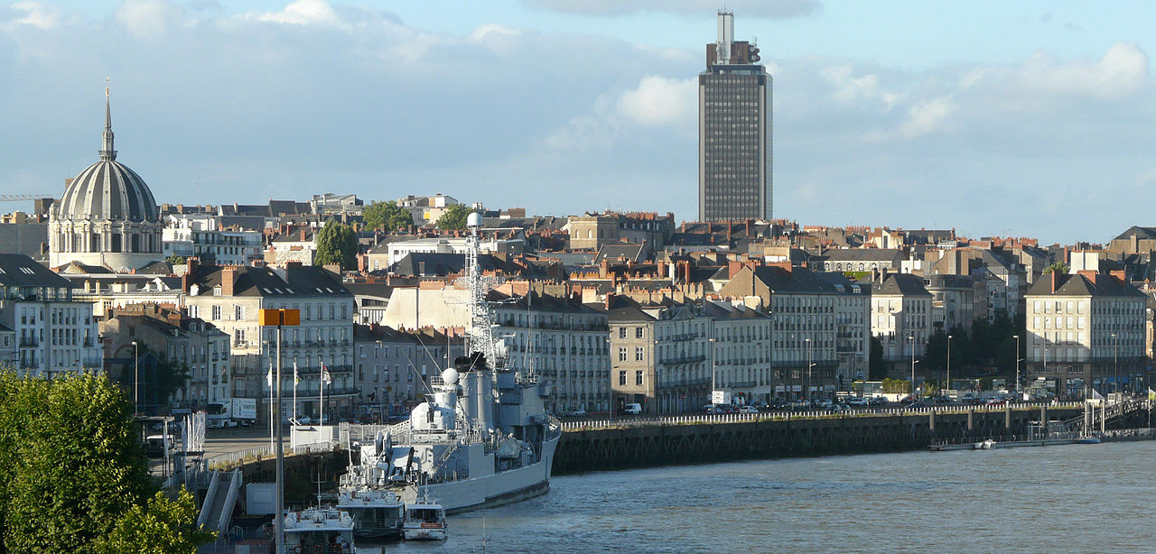 Ancien observatoire de la Marine - Nantes - Vue depuis la butte Sainte-Anne - De gauche à droite Notre-Dame-du-Bon-Port, l'escorteur d'escadre Maillé-Brézé, la tour de l'ancien observatoire de la Marine, la tour de Bretagne