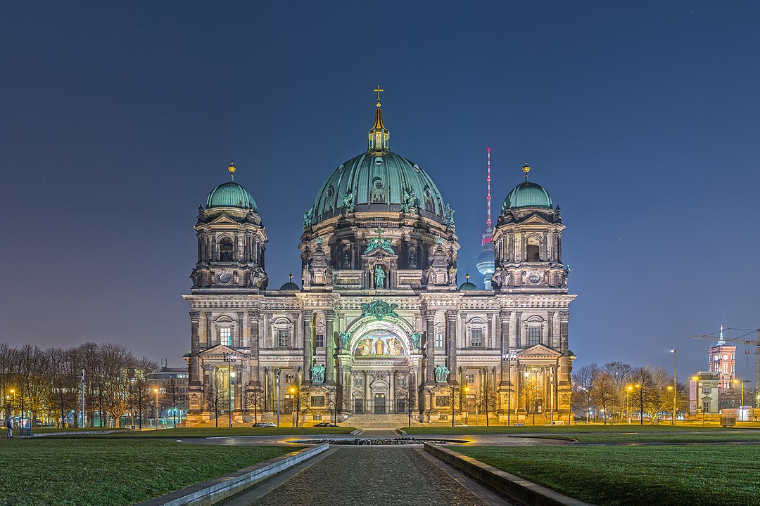 The west facade of the Berlin Cathedral at night.