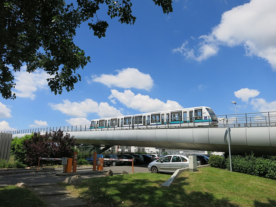 Vehicle of the Métro Rennes on the elevated section between the stations Pontchaillou and Anatole France (line a).